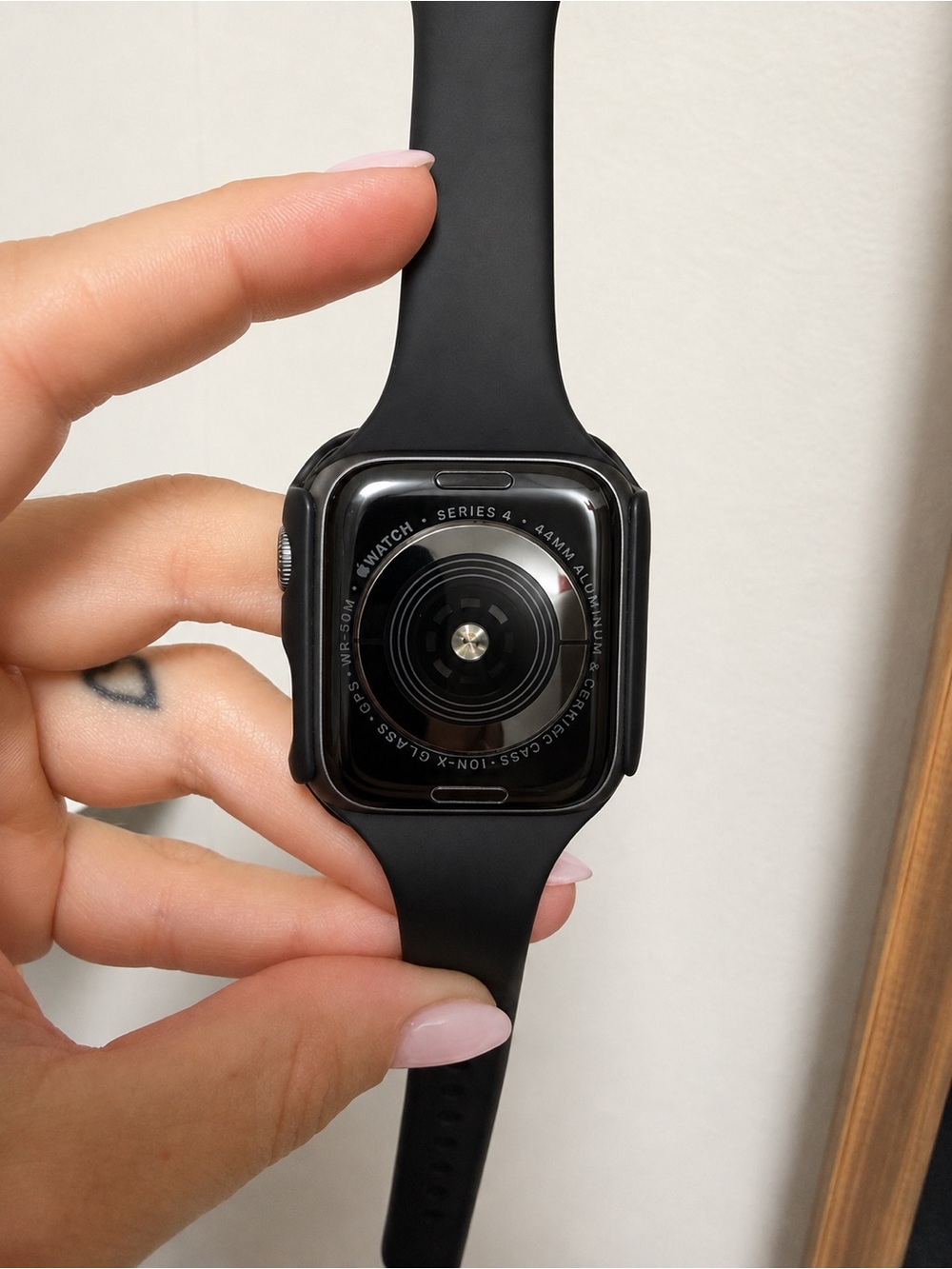 Apple Watch Series 4 44mm GPS Space Gray + Charger + 6 Bands